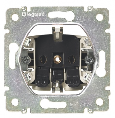 Legrand Valena Алюминий Розетка с/з авт шт 